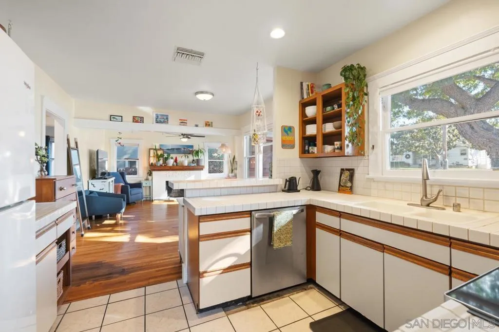 1042 Lincoln Ave, San Diego, California 92103 home-pic-6