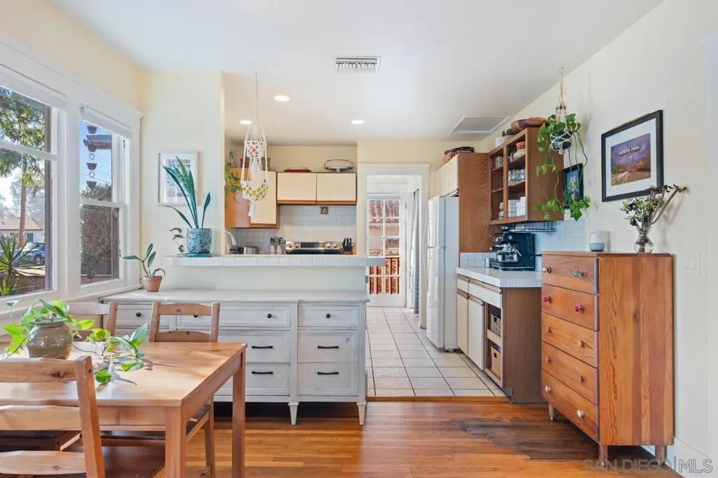 1042 Lincoln Ave, San Diego, California 92103 home-pic-10