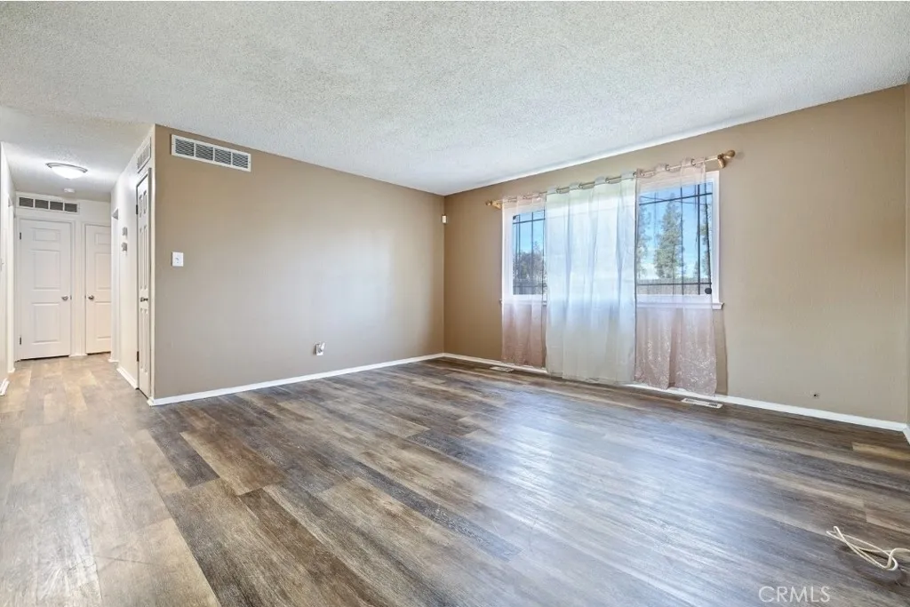 55097 E Carmen Ave, Fresno, California 93727 home-pic-12