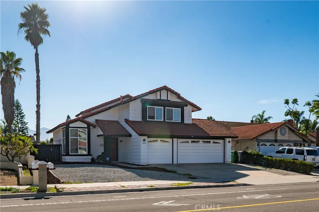 1454 Cresta, Corona, California 92879 home-pic-3