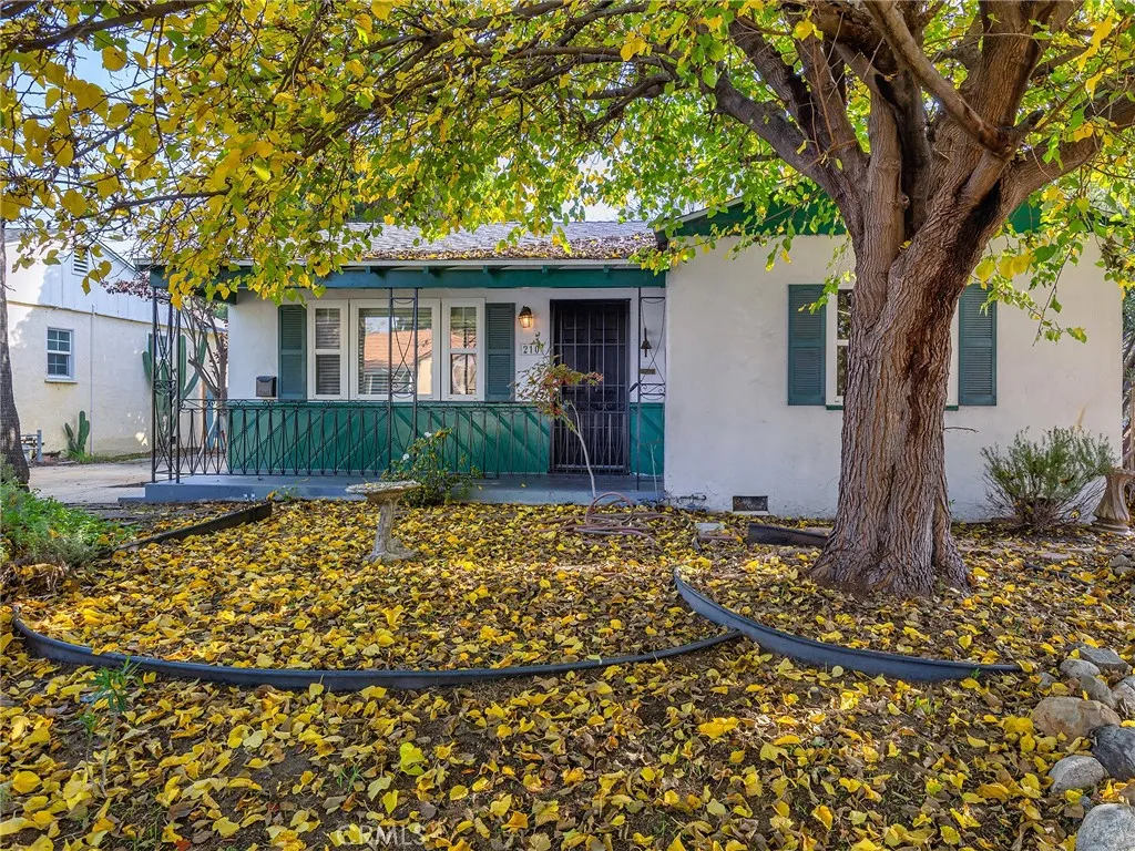 210 W Ash Avenue, Burbank, California 91502 home-pic-1