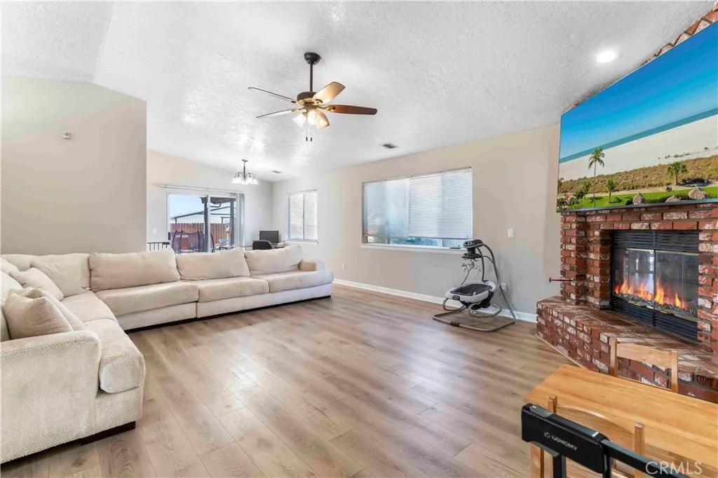 15189 Tonikan, Apple Valley, California 92307 home-pic-12