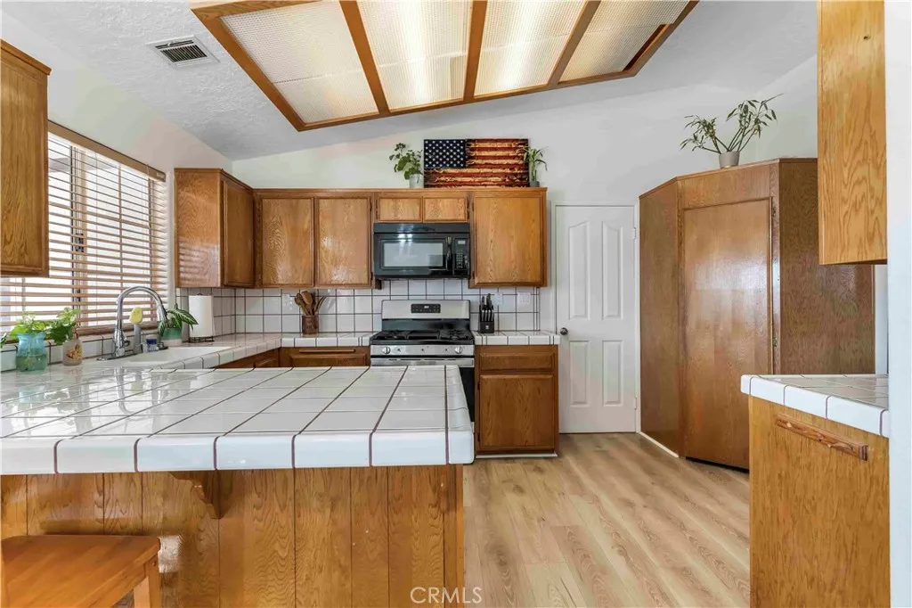 15189 Tonikan, Apple Valley, California 92307 home-pic-10