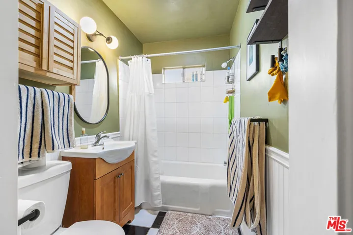 Unit 3053 1/2 Bathroom