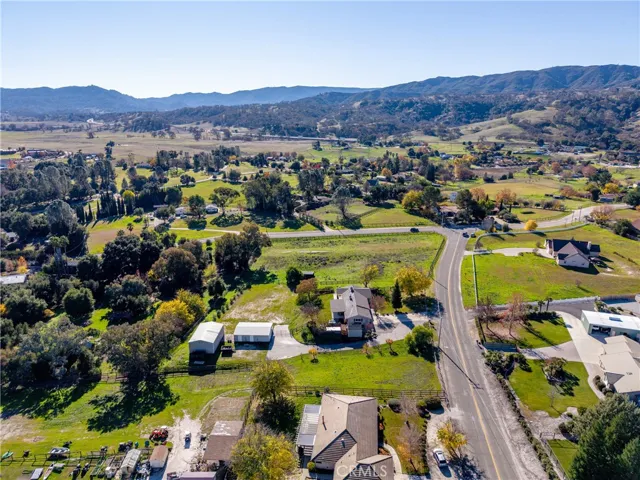 The home is located in southern Atascadero which makes commuting to south county quick and easy.