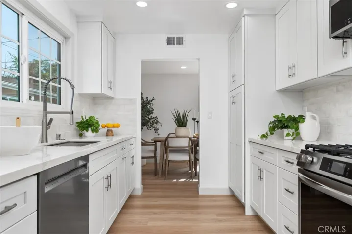 Easy access from kitchen to dining table~