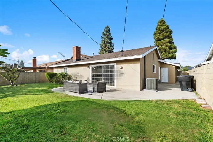 A large side yard for your pets or just storage~ there's never too much extra space in a home~