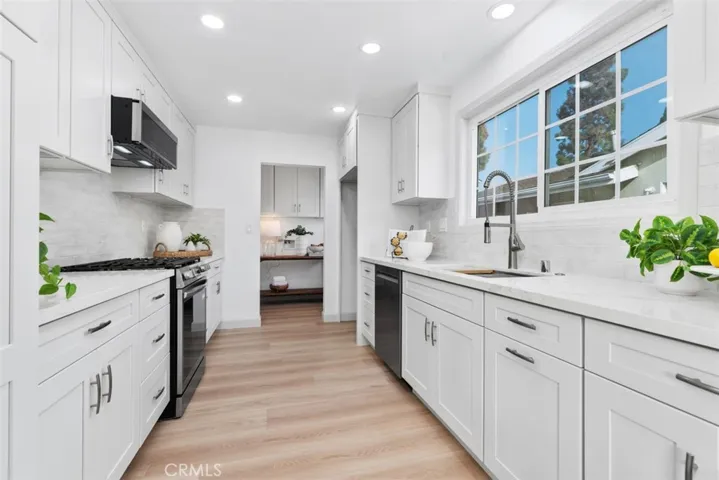 Beautifully  remodeled cheerful "white" kitchen