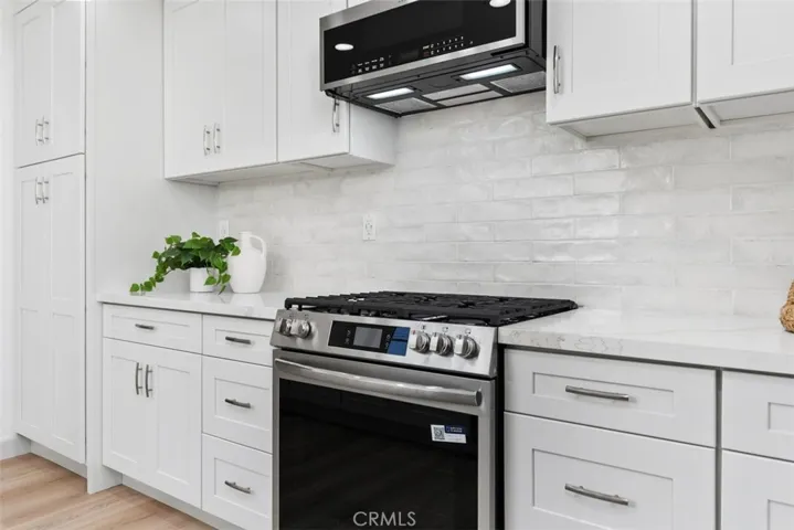 Gas stove & microwave and lots of cupboard space~