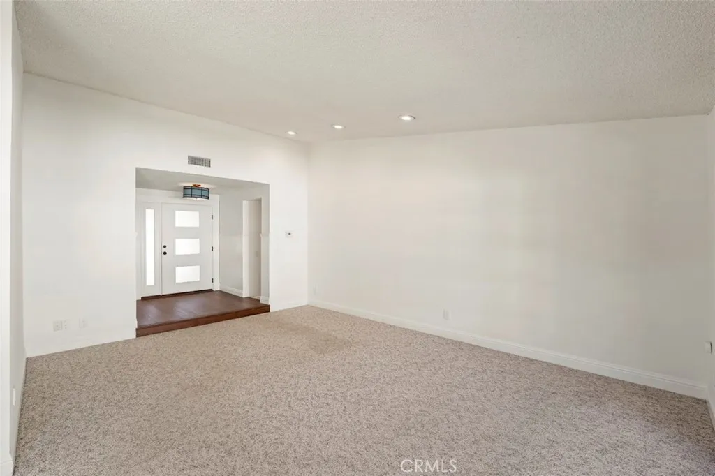 6553 Smoke Tree Avenue, Oak Park, California 91377 home-pic-4