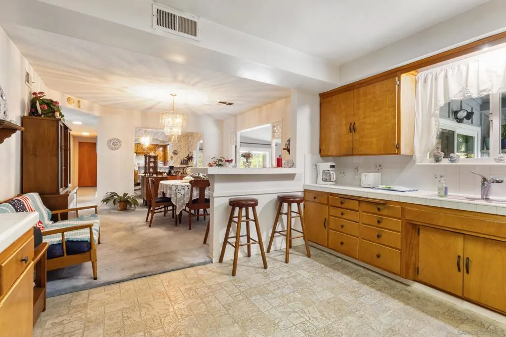 1724 S Santa Fe Ave, Vista, California 92084 home-pic-5