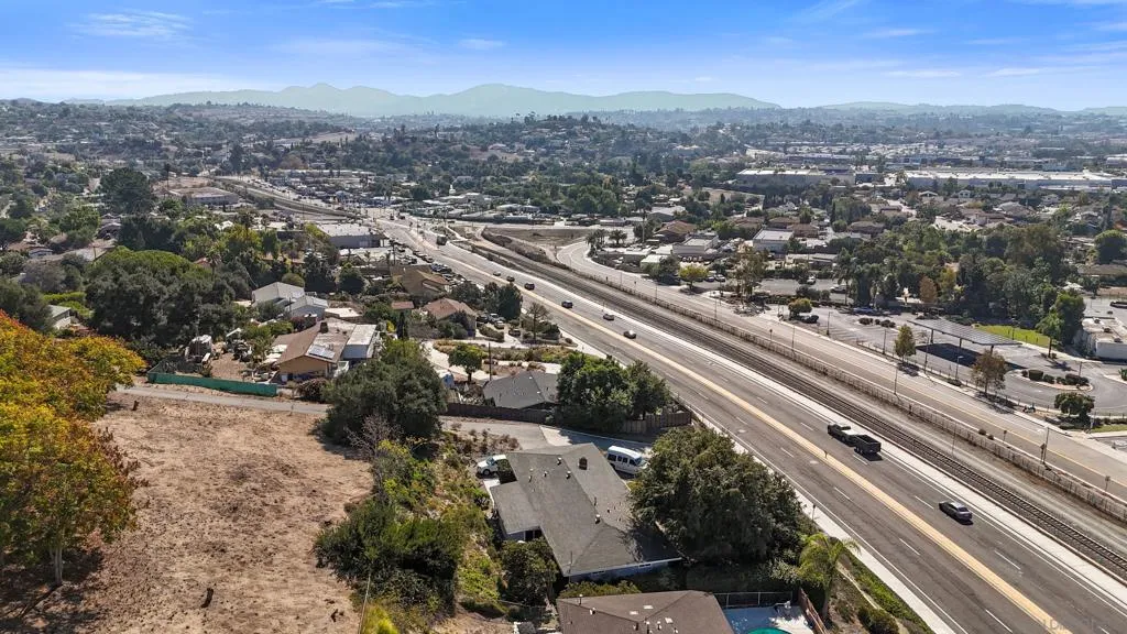 1724 S Santa Fe Ave, Vista, California 92084 home-pic-20