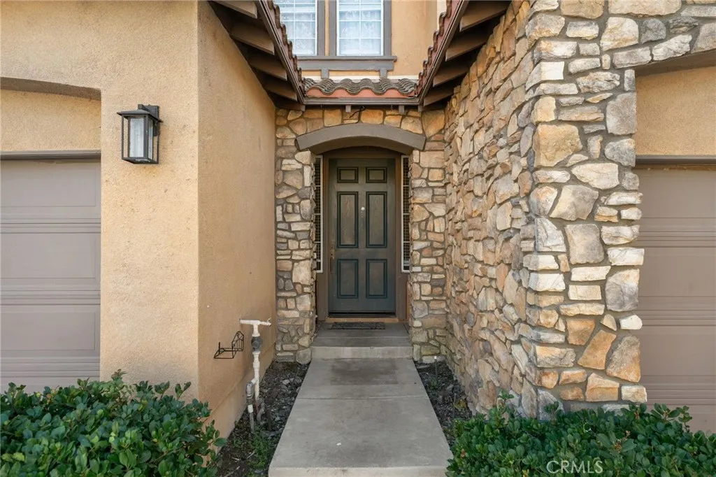 12 Plaza Avila, Lake Elsinore, California 92532 home-pic-2
