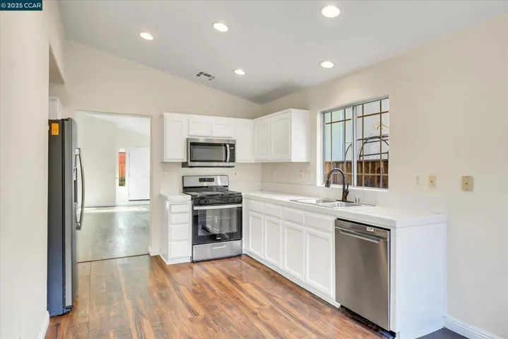 220 Roundhill Dr, Vacaville, California 95687