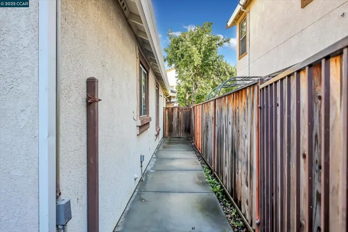 220 Roundhill Dr, Vacaville, California 95687