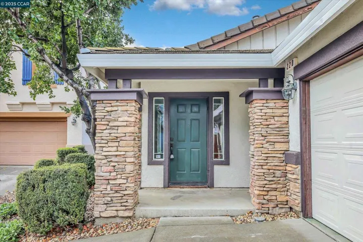 220 Roundhill Dr, Vacaville, California 95687