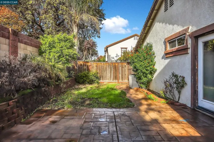 220 Roundhill Dr, Vacaville, California 95687