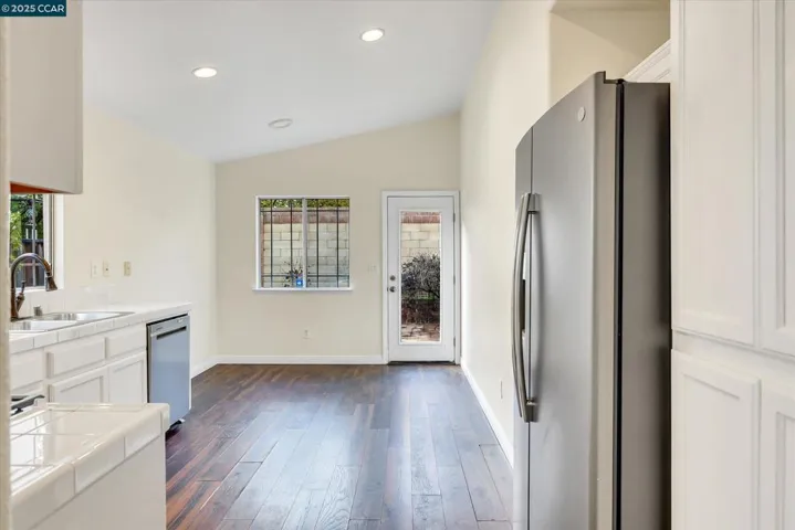 220 Roundhill Dr, Vacaville, California 95687