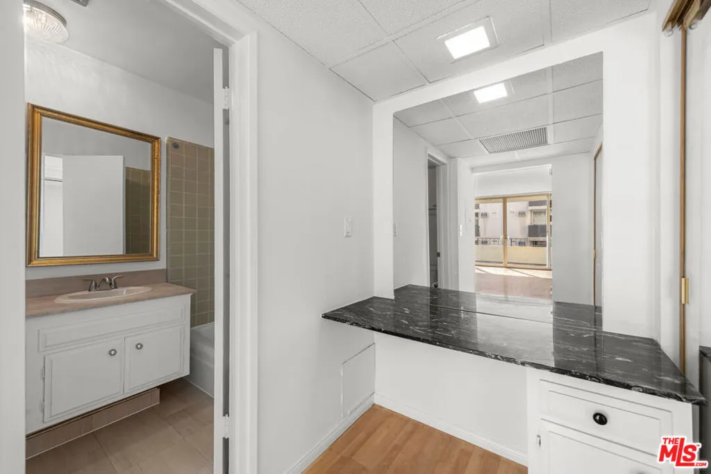 1300 Midvale Avenue 408, Los Angeles, California 90024 home-pic-10