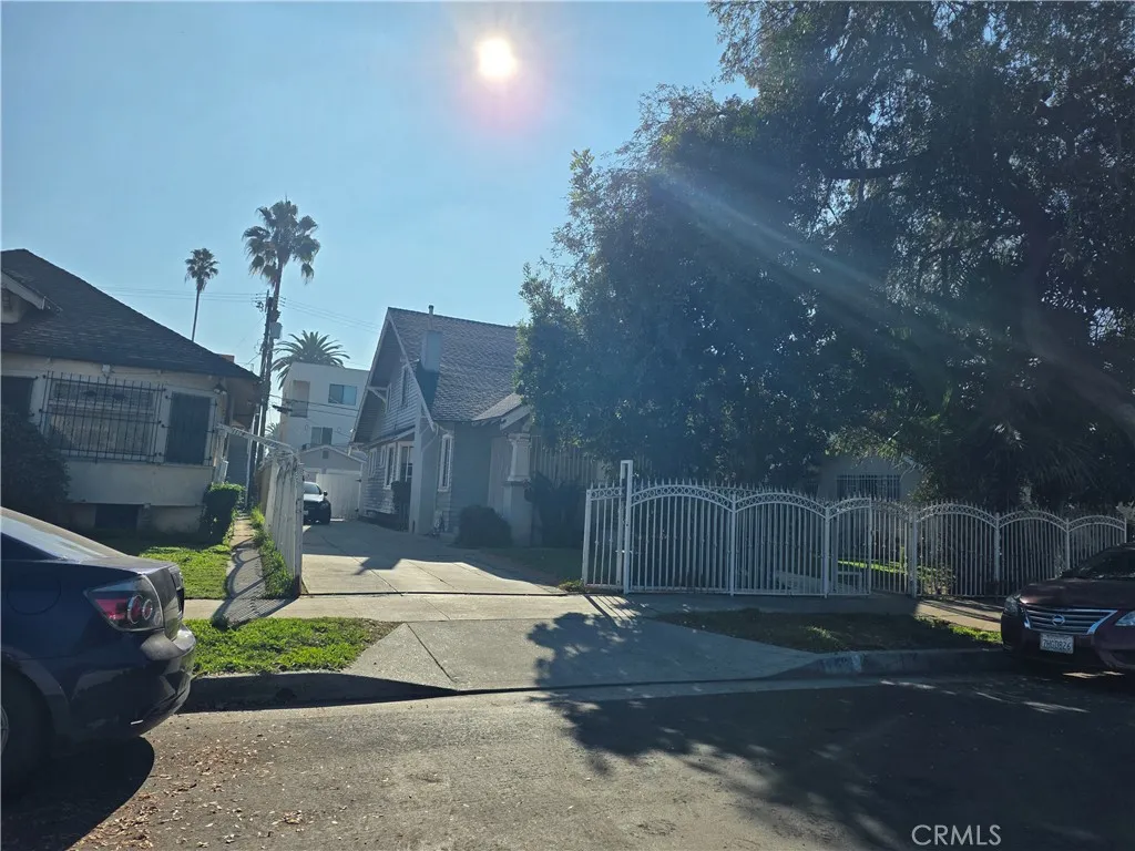 1180 W 39th Place, Los Angeles, California 90037 home-pic-1