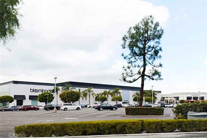 Walking distance to South Coast Plaza!!