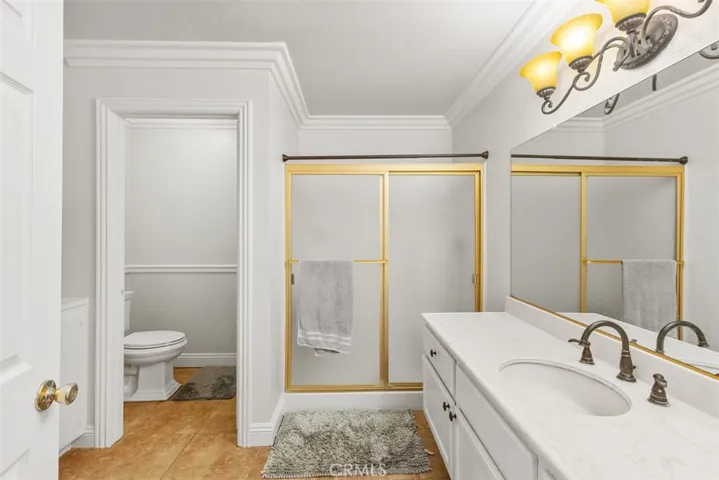 Secondary attached bathroom. Separate toilet, walk in shower.