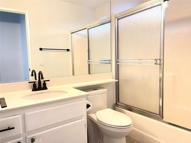 SECONDARY BATH W/ SHOWER/TUB