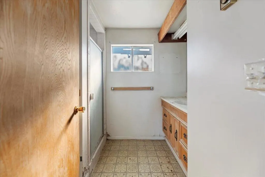 16-Bathroom