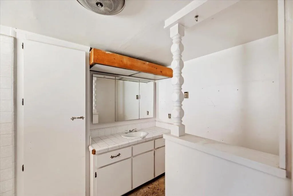 14-Bathroom