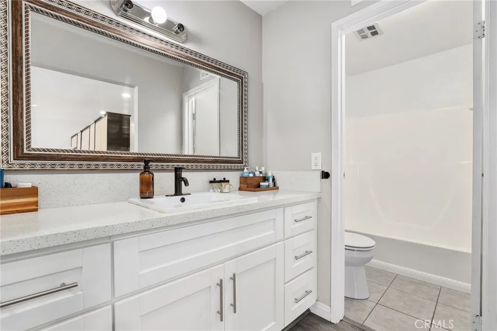 9832 Karmont Avenue, South Gate, California 90280 home-pic-19