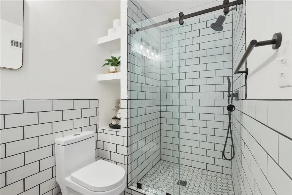 9832 Karmont Avenue, South Gate, California 90280 home-pic-15