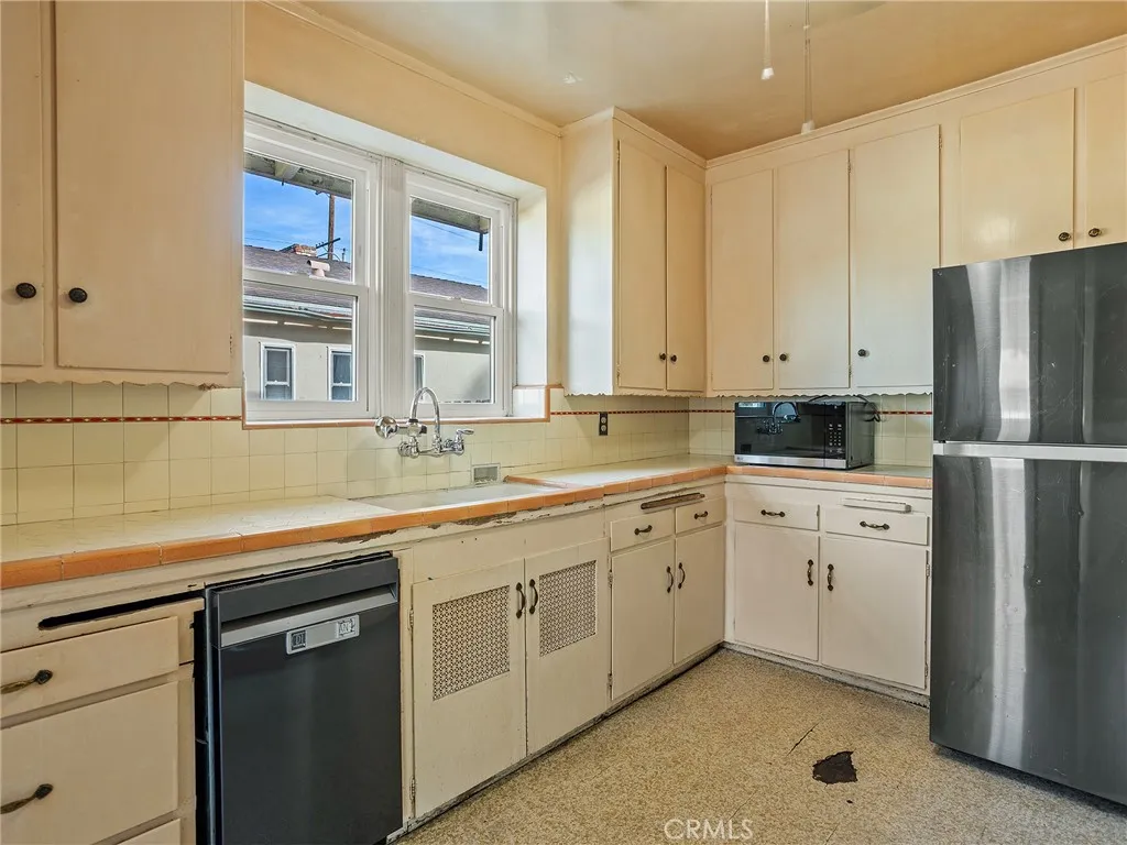 207 W Ash Avenue, Burbank, California 91502 home-pic-9