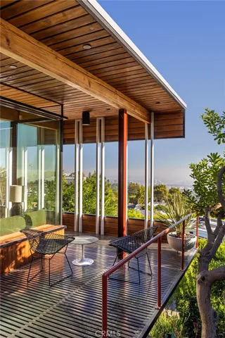 Outdoor balcony space