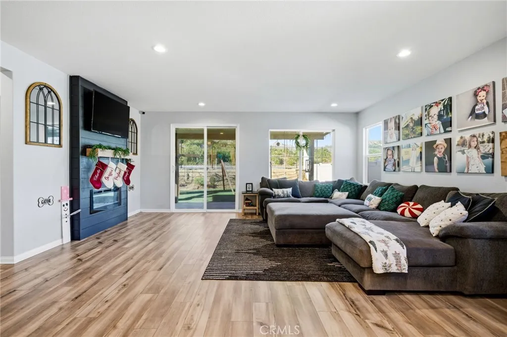 28184 Echo Court, Menifee, California 92585 home-pic-4