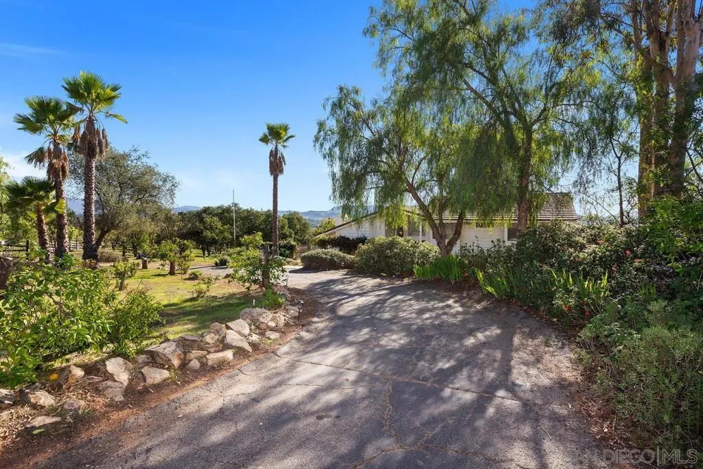 13747 49 Little Pond Rd, Valley Center, California 92082 home-pic-3