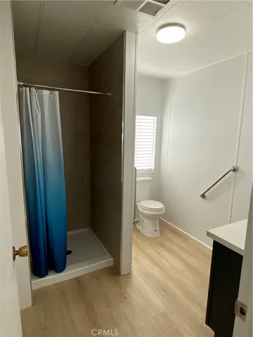 Hall Bath w/Shower