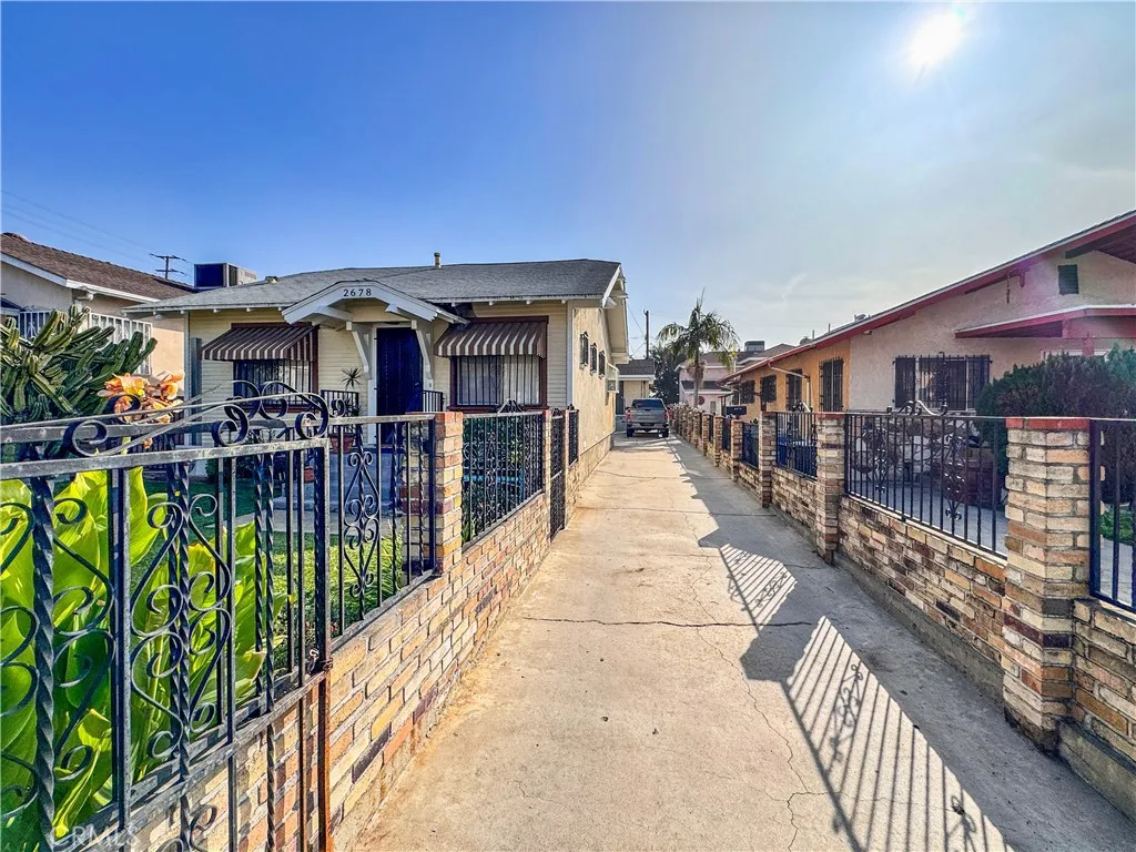 2676 Roseview, Los Angeles, California 90065 home-pic-1