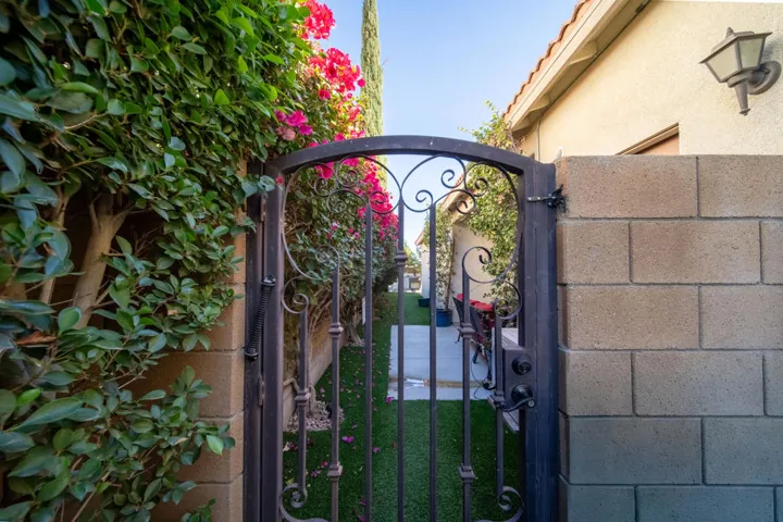 Anastacia Side Gate