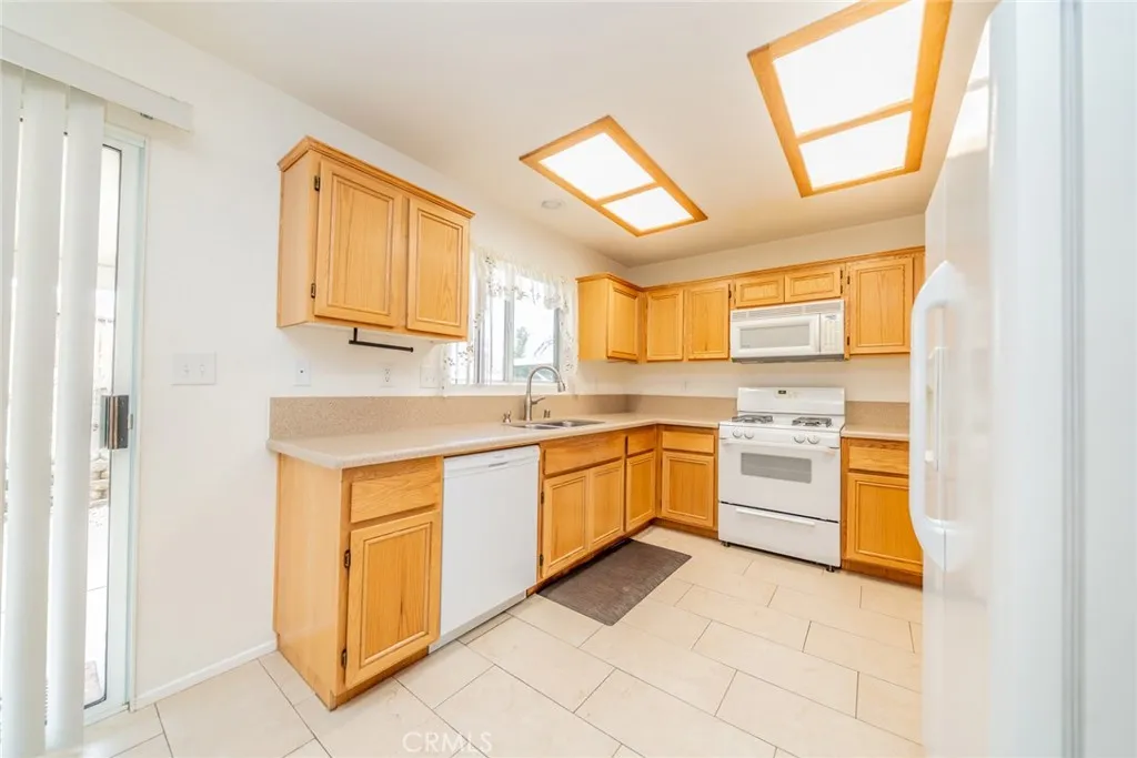13686 Sylvan Oaks Road, Victorville, California 92392 home-pic-10