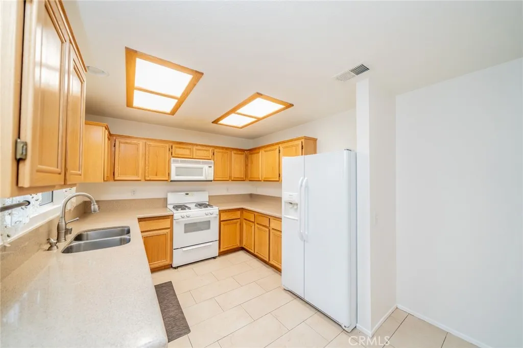 13686 Sylvan Oaks Road, Victorville, California 92392 home-pic-9