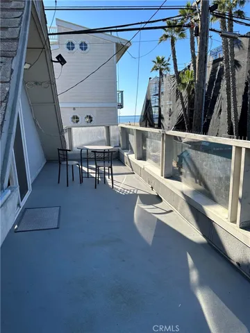 Second-floor balcony full space