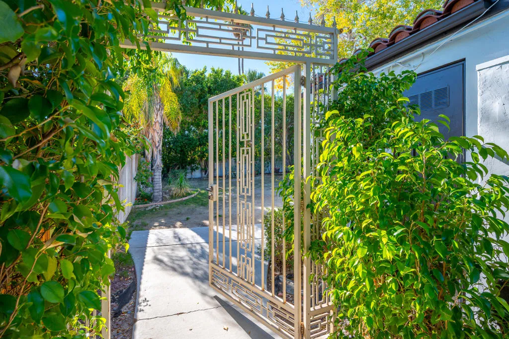 1065 E San Jacinto Way, Palm Springs, California 92262 home-pic-41