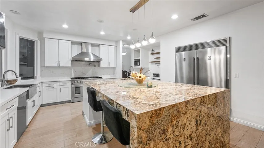 Kitchen equipped with stainless steel appliances