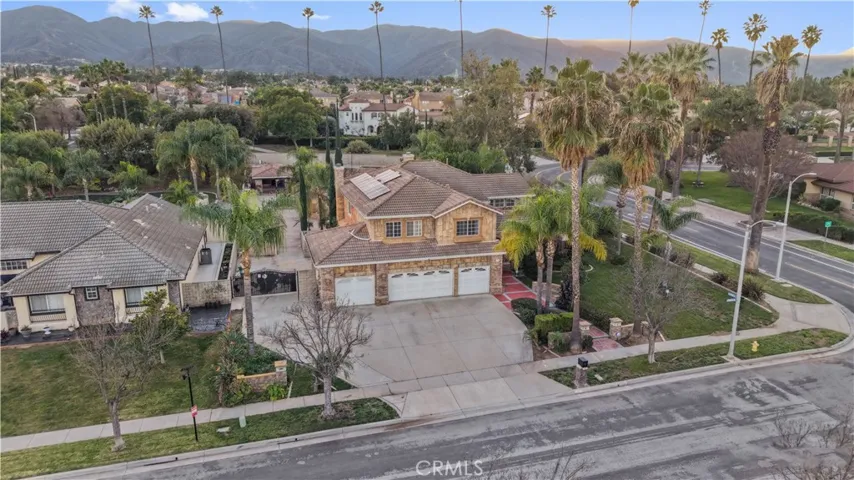 Quiet street in a well-kept neighborhood