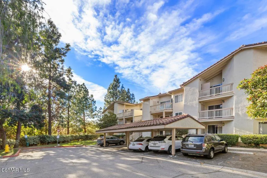 697 Sutton Crest Trail 302, Oak Park, California 91377 home-pic-45