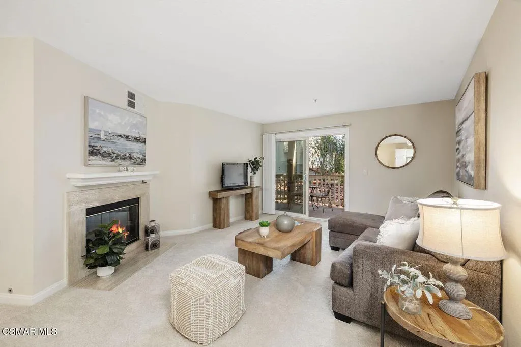 697 Sutton Crest Trail 302, Oak Park, California 91377 home-pic-3