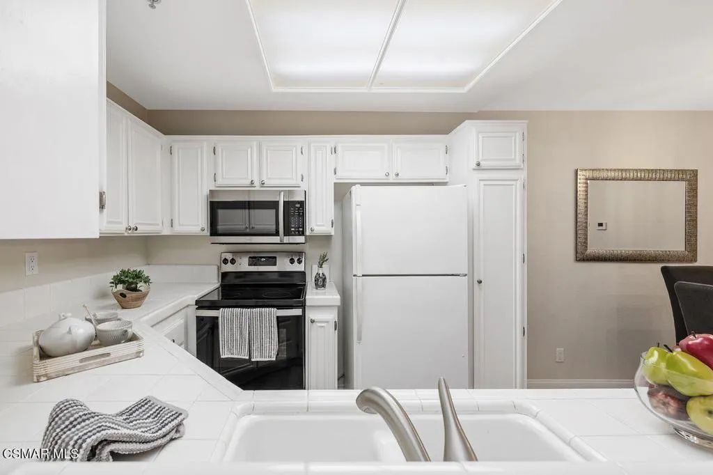 697 Sutton Crest Trail 302, Oak Park, California 91377 home-pic-13