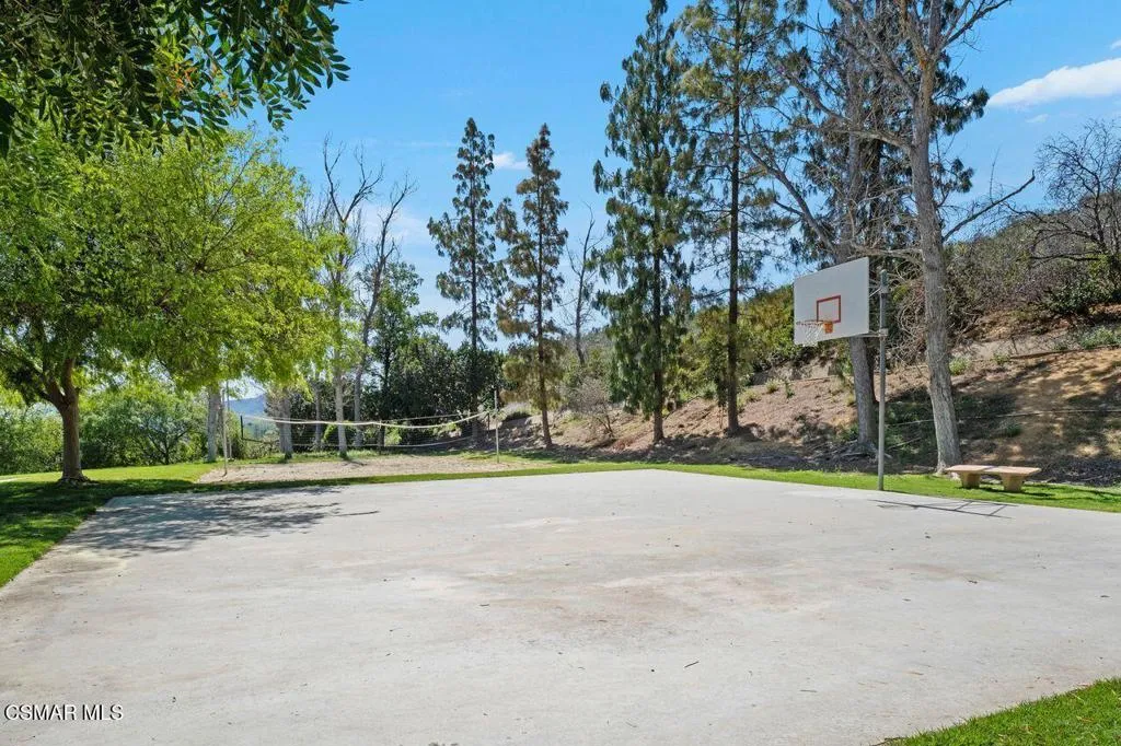697 Sutton Crest Trail 302, Oak Park, California 91377 home-pic-32
