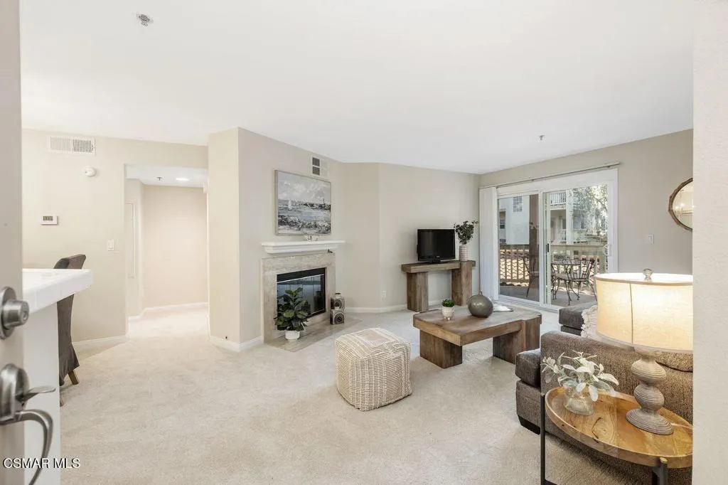 697 Sutton Crest Trail 302, Oak Park, California 91377 home-pic-4