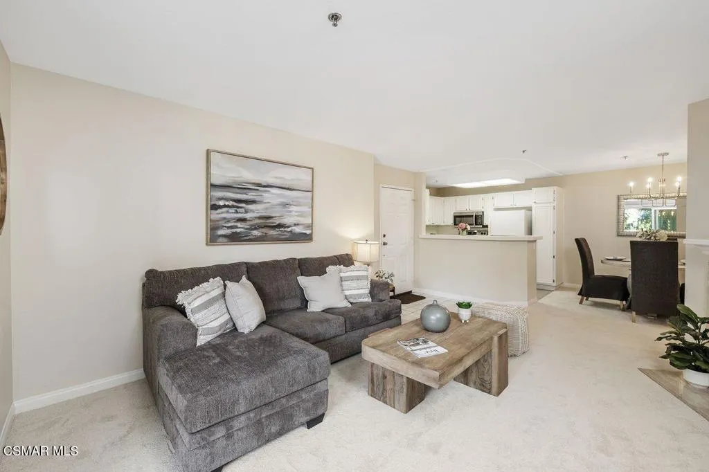 697 Sutton Crest Trail 302, Oak Park, California 91377 home-pic-2